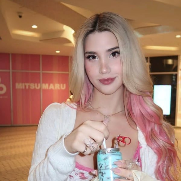 Auch MissyTS hat eine Überraschung in der Hose. Und klein ist die Überraschung nicht!