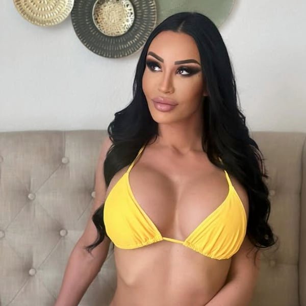 TS Kimberlee bietet über 500 geile Fotos von sich auf OF