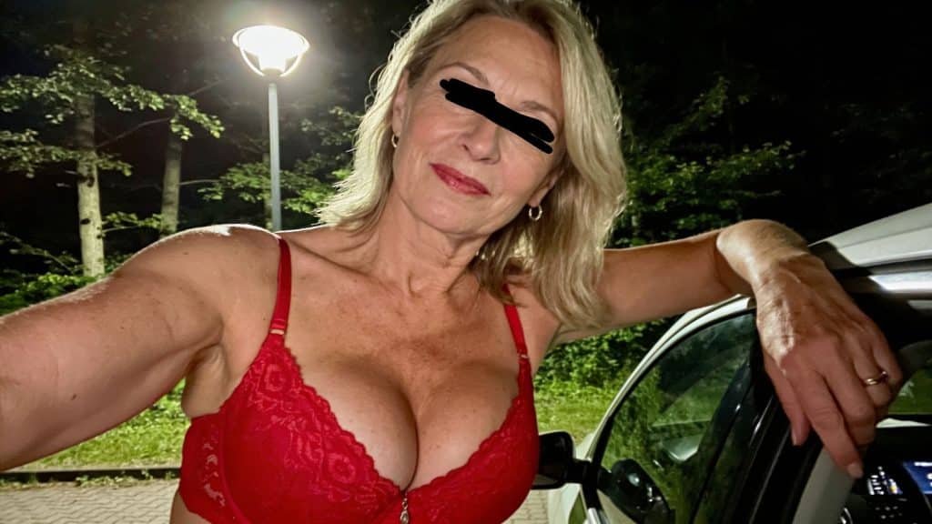 Auch erfahrene Frauen schätzen die Diskretion beim Parkplatzsex und wichsen sich in Trance